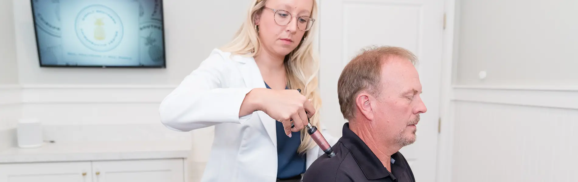 Dr. Modlin explaining spine alignment